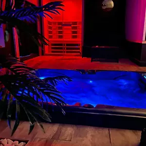 Love hôtel La Jacuzzi Et Sauna Privatif Grenoble